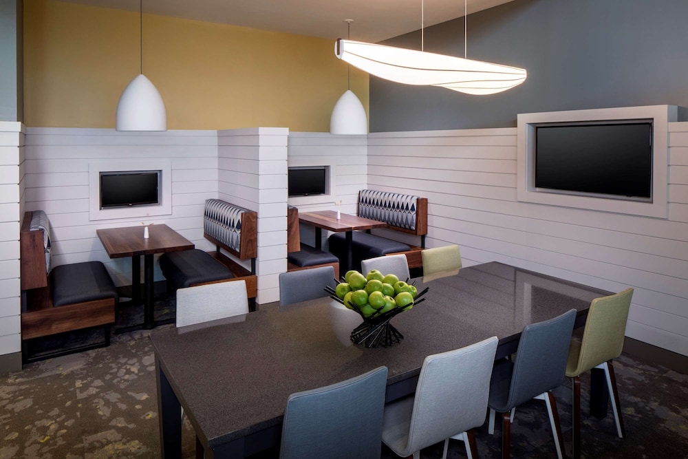 Hyatt Place Long Island East End — Restaurant & bars in Riverhead, New York State