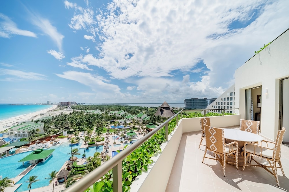Iberostar Selection Cancún - All Inclusive — Swimming pool in Cancun, Quintana Roo