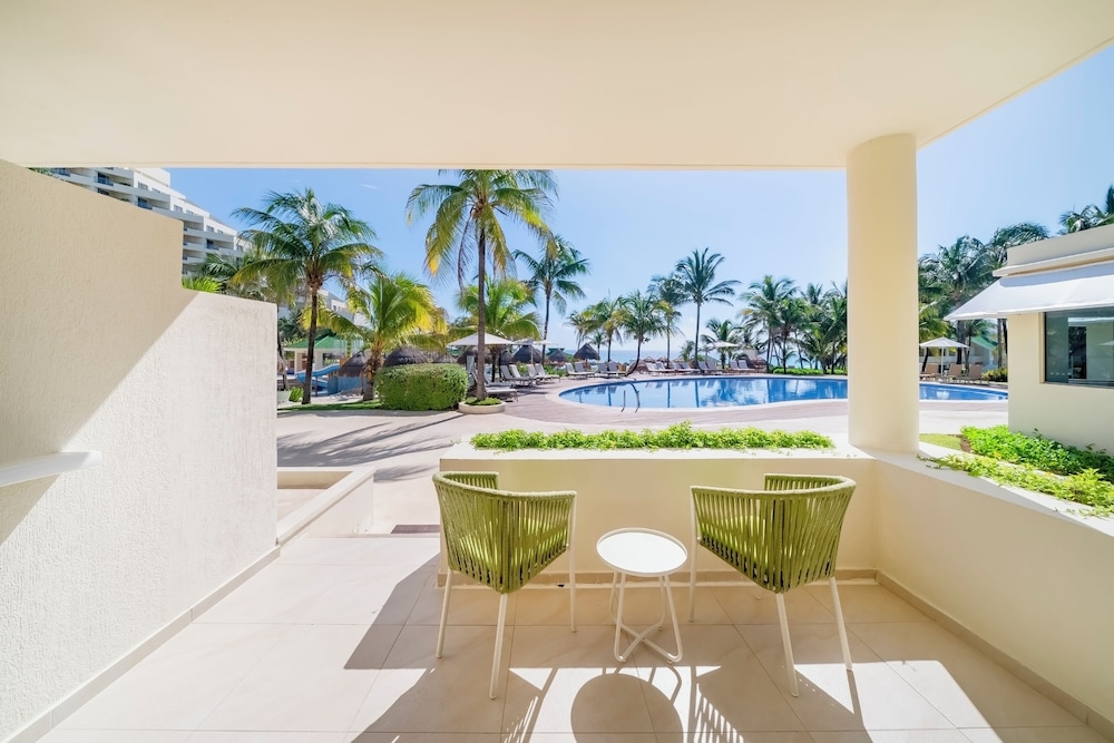 Iberostar Selection Cancún - All Inclusive — Swimming pool in Cancun, Quintana Roo