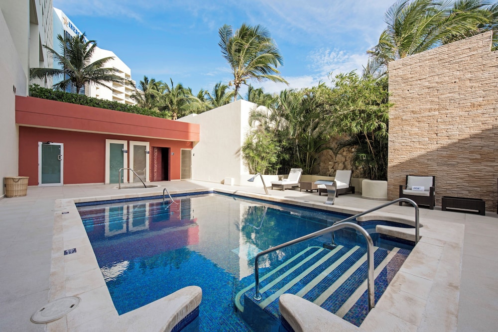 Iberostar Selection Cancún - All Inclusive — Swimming pool in Cancun, Quintana Roo