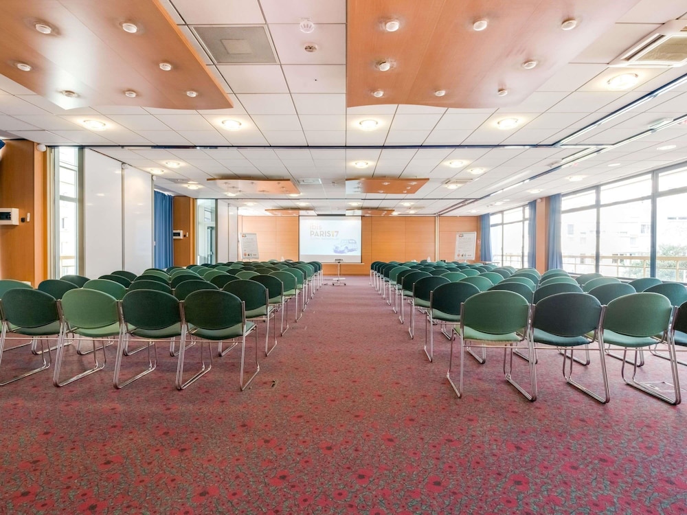 ibis Paris 17 Clichy-Batignolles — Hotel building in Paris, Ile-de-France
