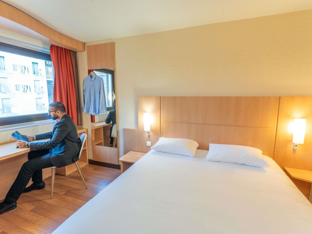 ibis Paris 17 Clichy-Batignolles — Hotel rooms in Paris, Ile-de-France