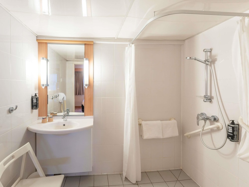 ibis Paris 17 Clichy-Batignolles — Hotel rooms in Paris, Ile-de-France