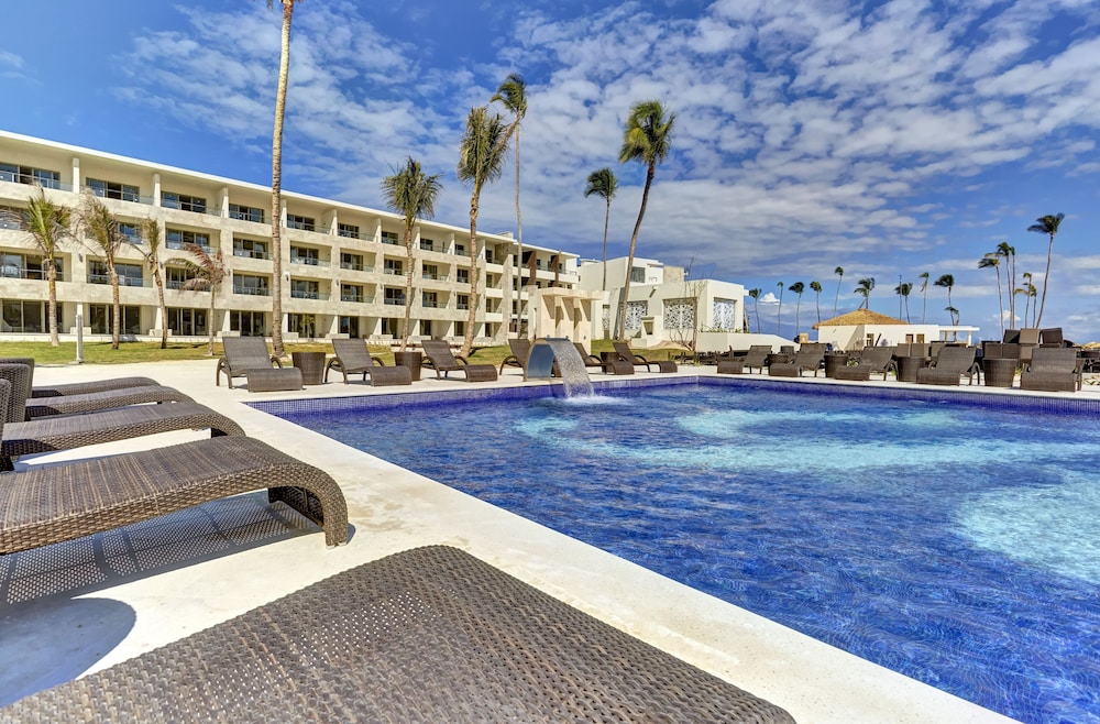 Royalton Bavaro, An Autograph Collection All-Inclusive Resort & Casino — Swimming pool in Bavaro, La Altagracia