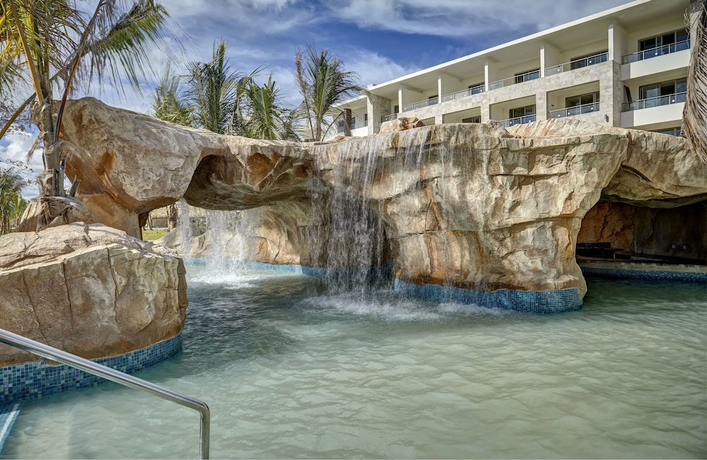 Royalton Bavaro, An Autograph Collection All-Inclusive Resort & Casino — Swimming pool in Bavaro, La Altagracia
