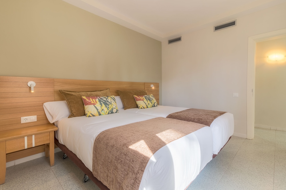 Hotel LIVVO Koala Garden — Hotel rooms in Maspalomas, Canary Islands