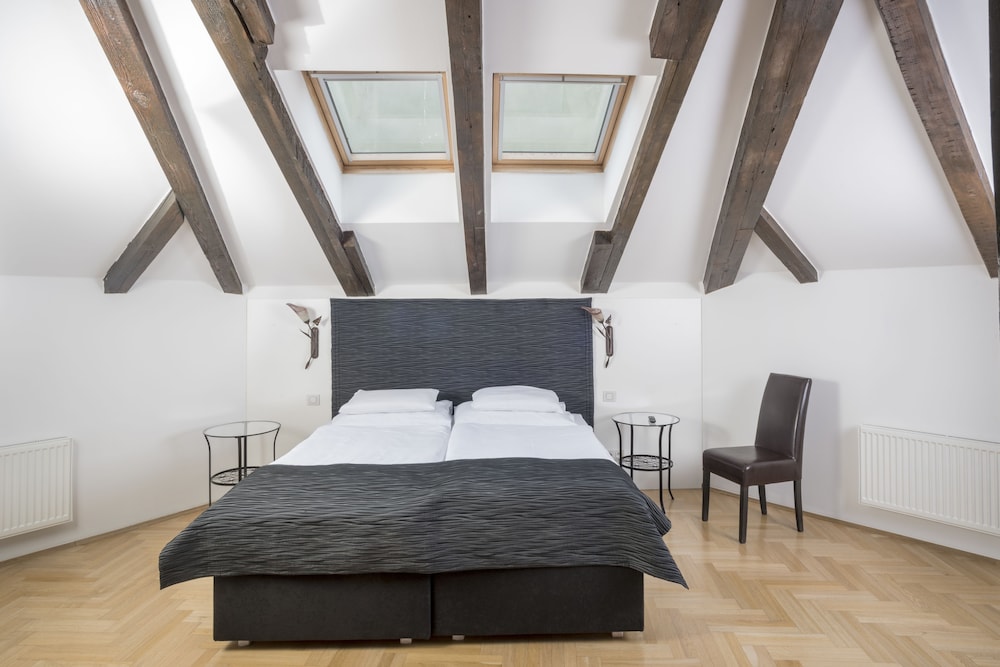 Deminka Palace — Hotel rooms in Prague, Prague