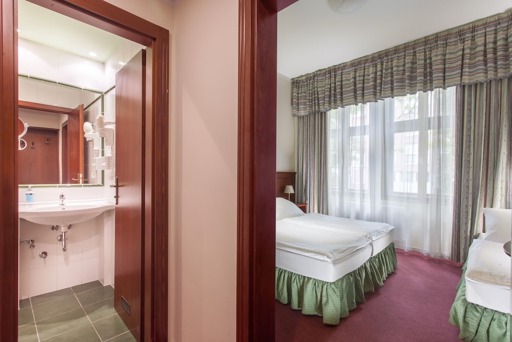 Hotel Lunik — Hotel rooms in Prague, Prague