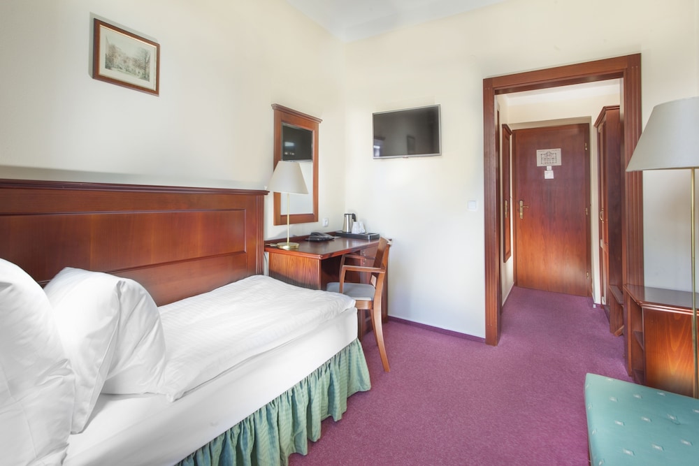 Hotel Lunik — Hotel rooms in Prague, Prague