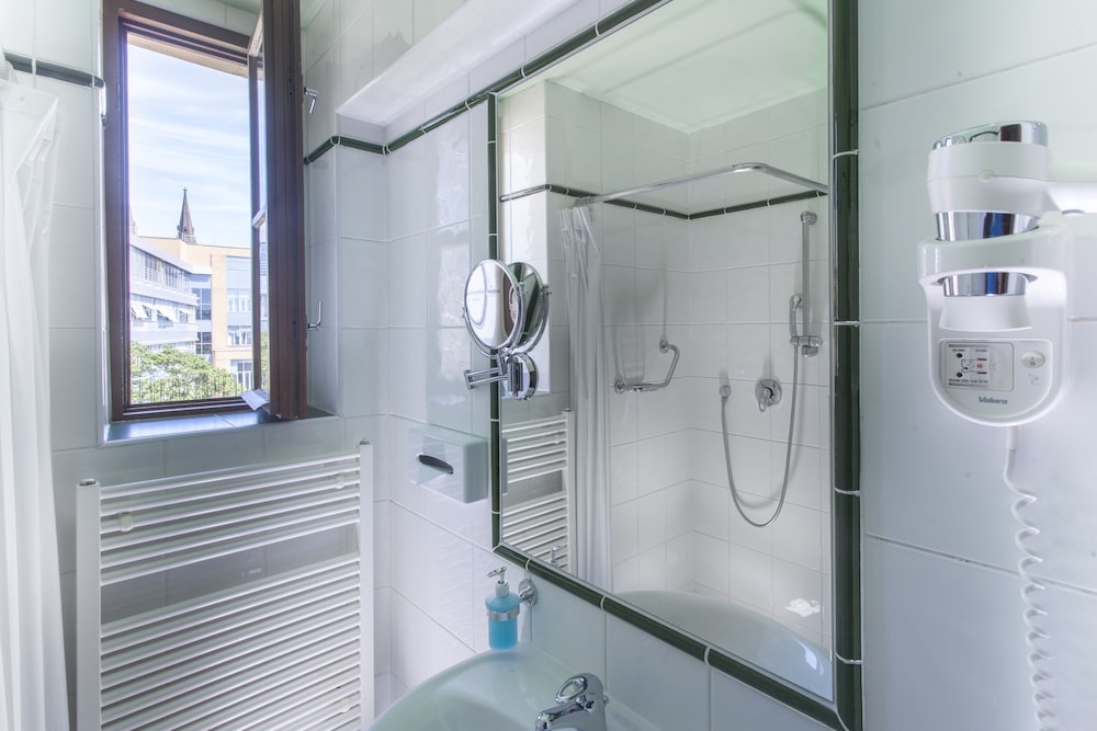 Hotel Lunik — Hotel rooms in Prague, Prague
