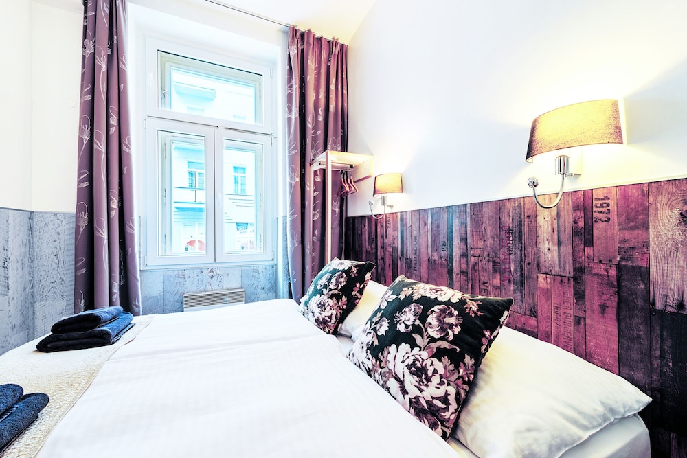 Royal Court Hotel — Hotel rooms in Prague, Prague