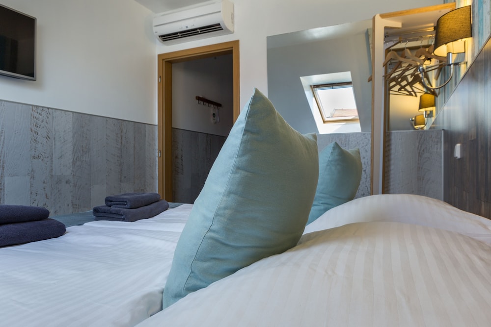 Royal Court Hotel — Hotel rooms in Prague, Prague