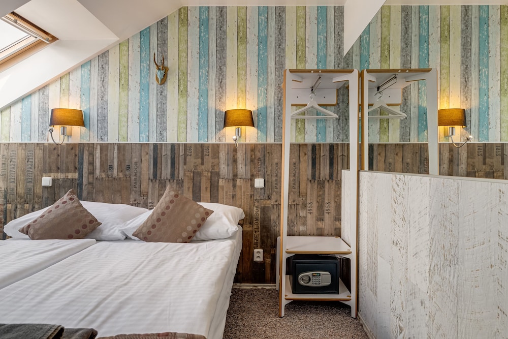 Royal Court Hotel — Hotel rooms in Prague, Prague