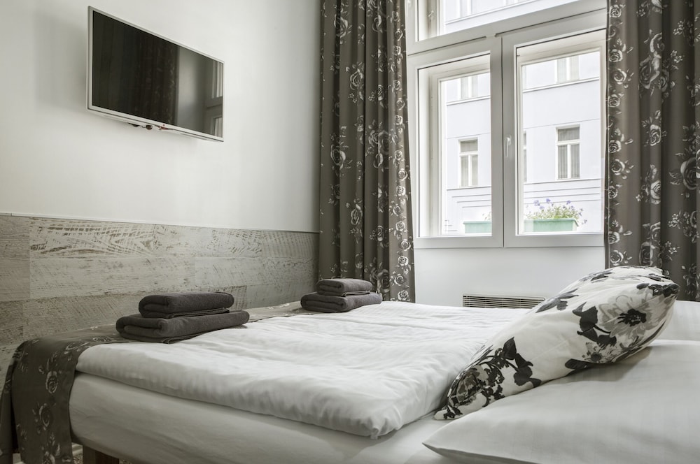 Royal Court Hotel — Hotel rooms in Prague, Prague
