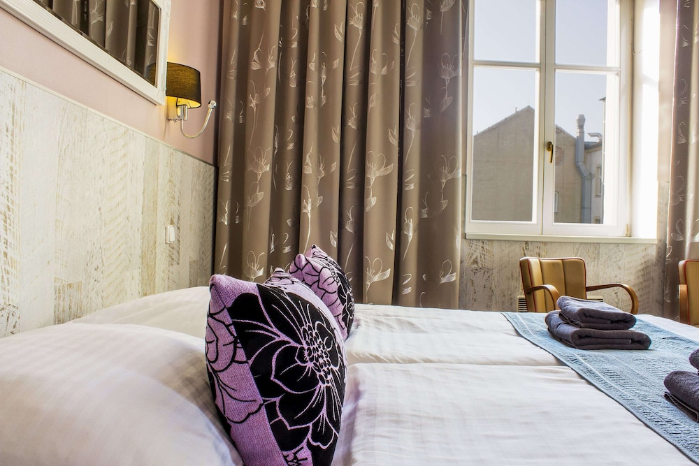 Royal Court Hotel — Hotel rooms in Prague, Prague