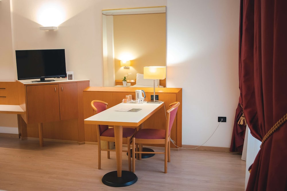 Best Western Mirage Hotel Fiera — Hotel rooms in Paderno Dugnano, Lombardy