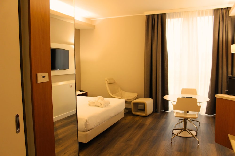 Best Western Mirage Hotel Fiera — Hotel rooms in Paderno Dugnano, Lombardy