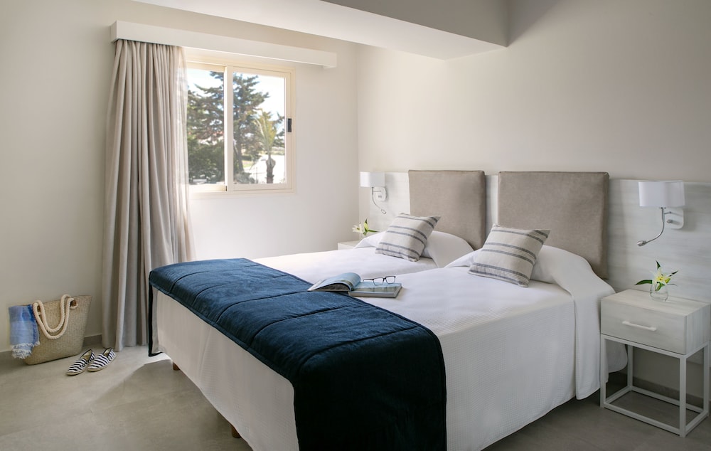 Louis Paphos Breeze — Hotel rooms in Chlorakas, Paphos Region