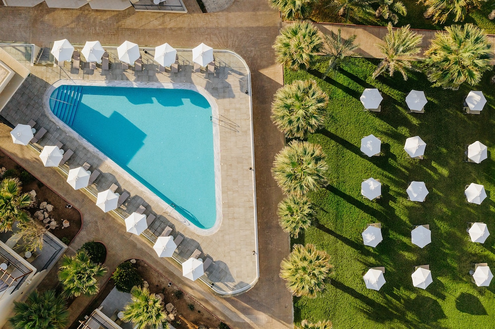 Louis Paphos Breeze — Swimming pool in Chlorakas, Paphos Region