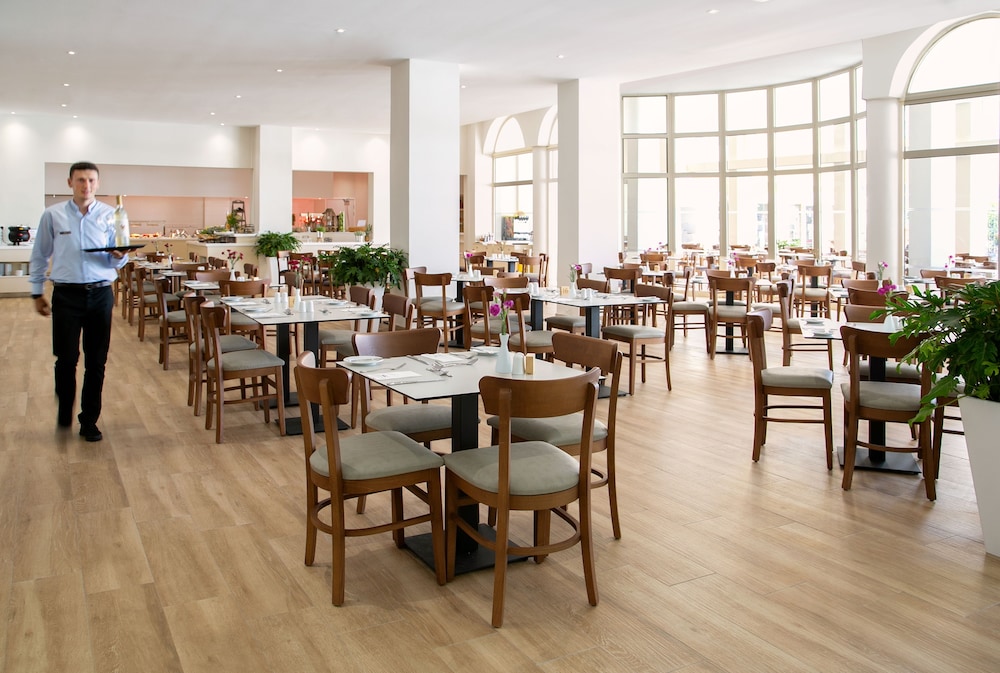 Louis Paphos Breeze — Restaurant & bars in Chlorakas, Paphos Region