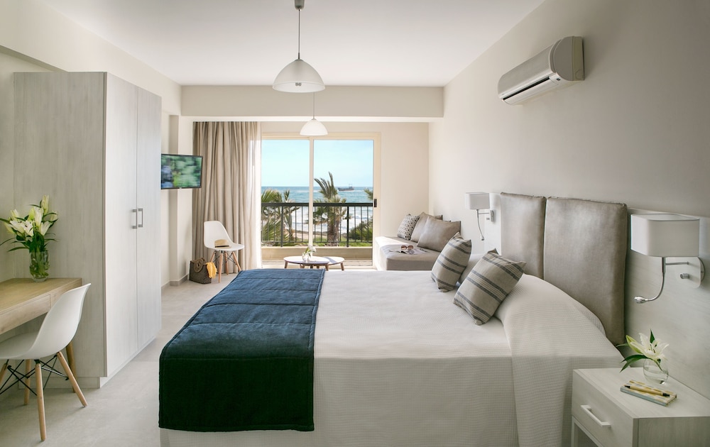 Louis Paphos Breeze — Hotel rooms in Chlorakas, Paphos Region