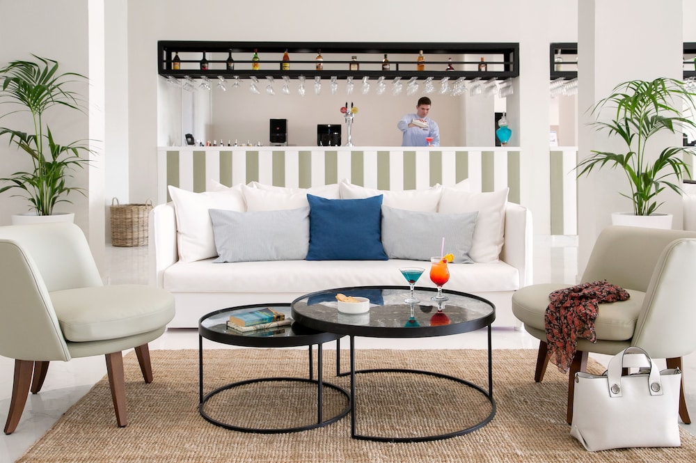 Louis Paphos Breeze — Hotel rooms in Chlorakas, Paphos Region