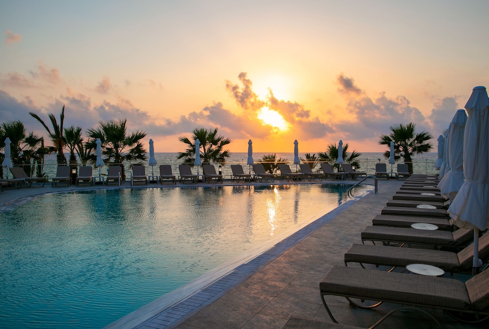 Louis Paphos Breeze — Swimming pool in Chlorakas, Paphos Region