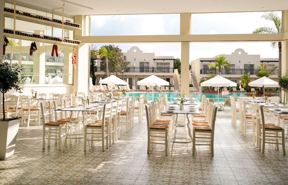 Louis Paphos Breeze — Restaurant & bars in Chlorakas, Paphos Region