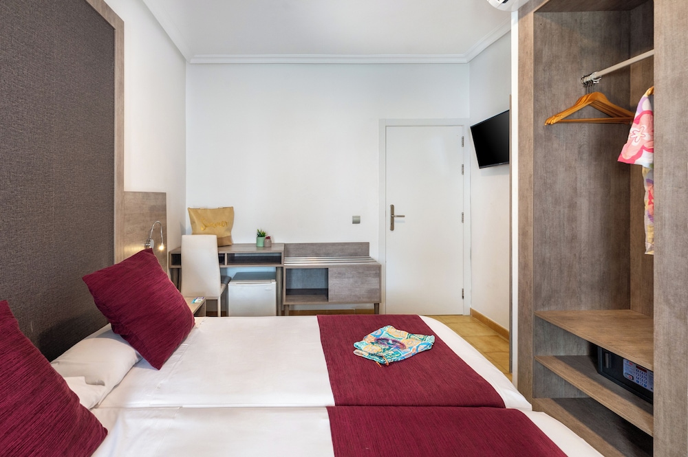 Hotel Vibra Marco Polo II - Adults Only — Hotel rooms in San Antonio, Balearic Islands