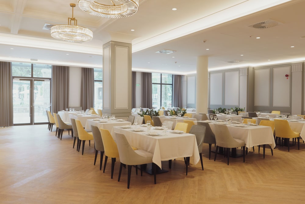 Astor Garden Hotel — Restaurant & bars in Varna, Varna Region