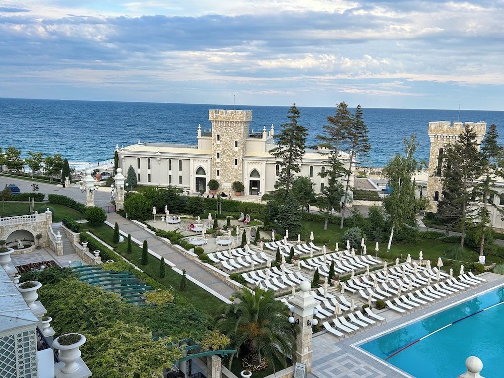 Astor Garden Hotel — Hotel building in Varna, Varna Region