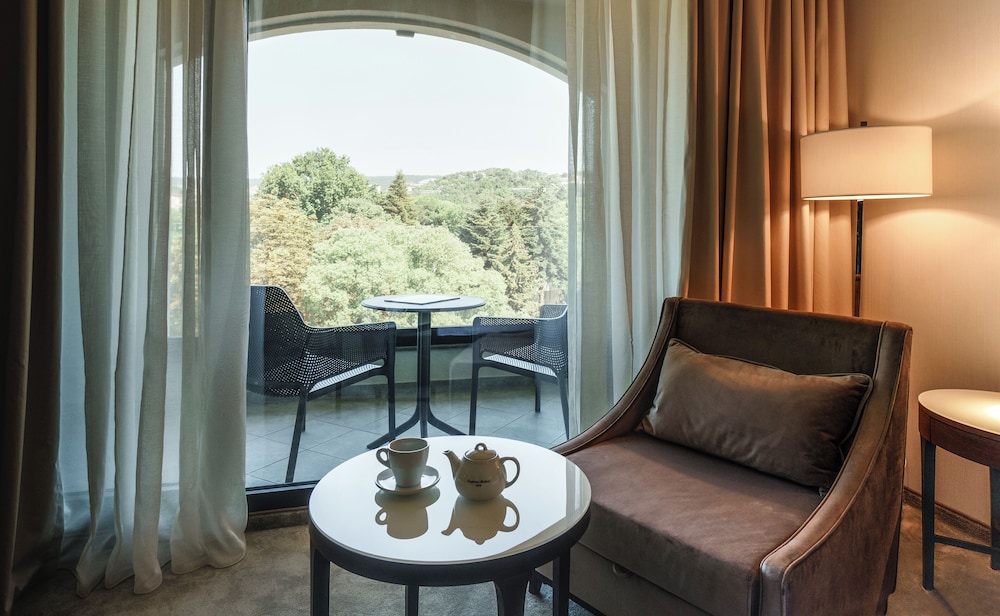 Astor Garden Hotel — Hotel rooms in Varna, Varna Region