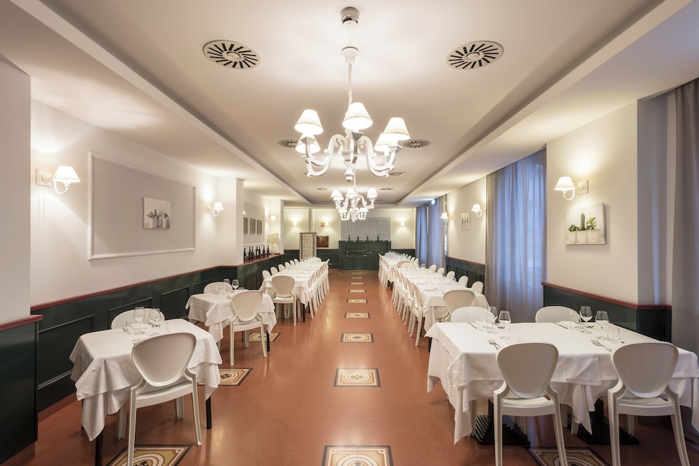 Hotel Montreal — Restaurant & bars in Ragusa, Sicily