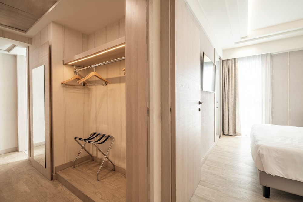 Splendido Bay Luxury Spa Resort — Hotel rooms in Padenghe sul Garda, Lombardy
