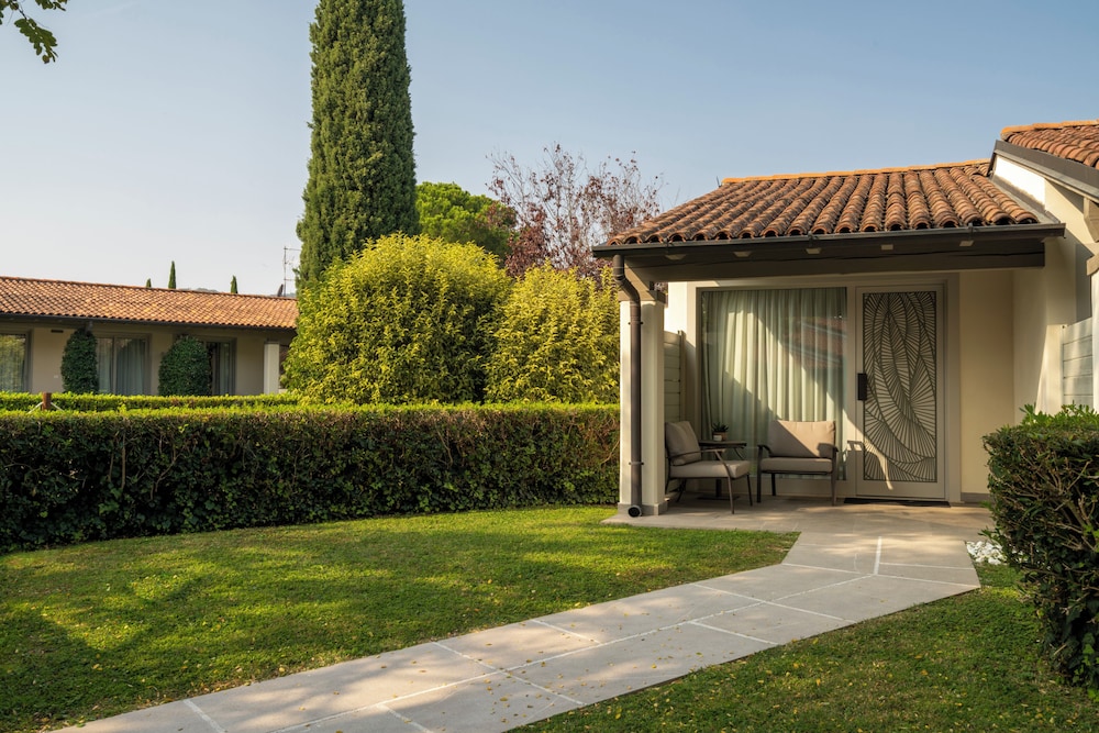 Splendido Bay Luxury Spa Resort — Hotel building in Padenghe sul Garda, Lombardy