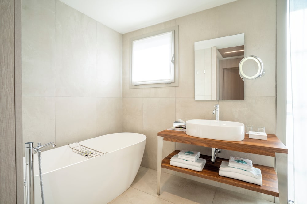 Splendido Bay Luxury Spa Resort — Hotel rooms in Padenghe sul Garda, Lombardy
