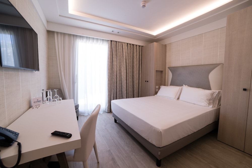 Splendido Bay Luxury Spa Resort — Hotel rooms in Padenghe sul Garda, Lombardy