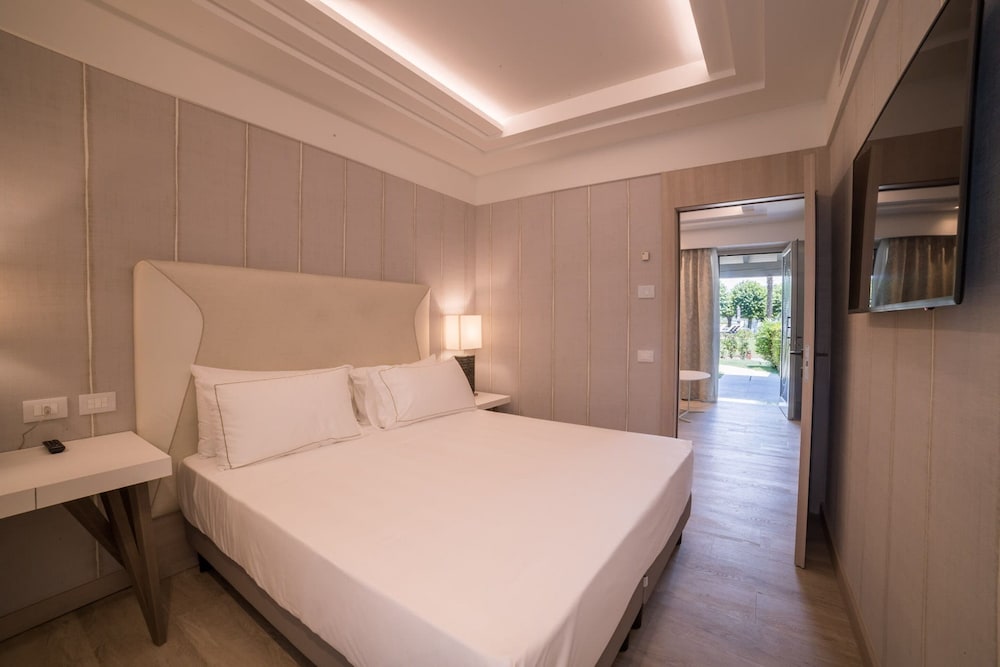 Splendido Bay Luxury Spa Resort — Hotel rooms in Padenghe sul Garda, Lombardy