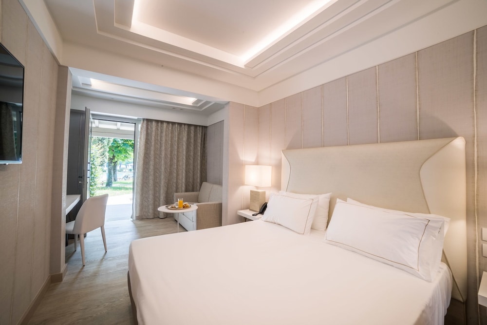 Splendido Bay Luxury Spa Resort — Hotel rooms in Padenghe sul Garda, Lombardy
