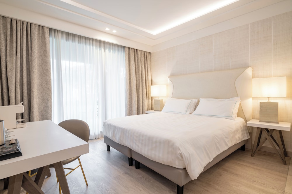 Splendido Bay Luxury Spa Resort — Hotel rooms in Padenghe sul Garda, Lombardy