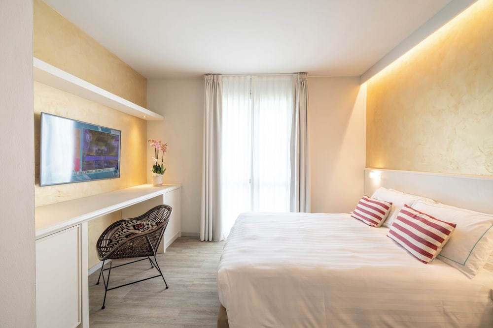 Splendido Bay Luxury Spa Resort — Hotel rooms in Padenghe sul Garda, Lombardy