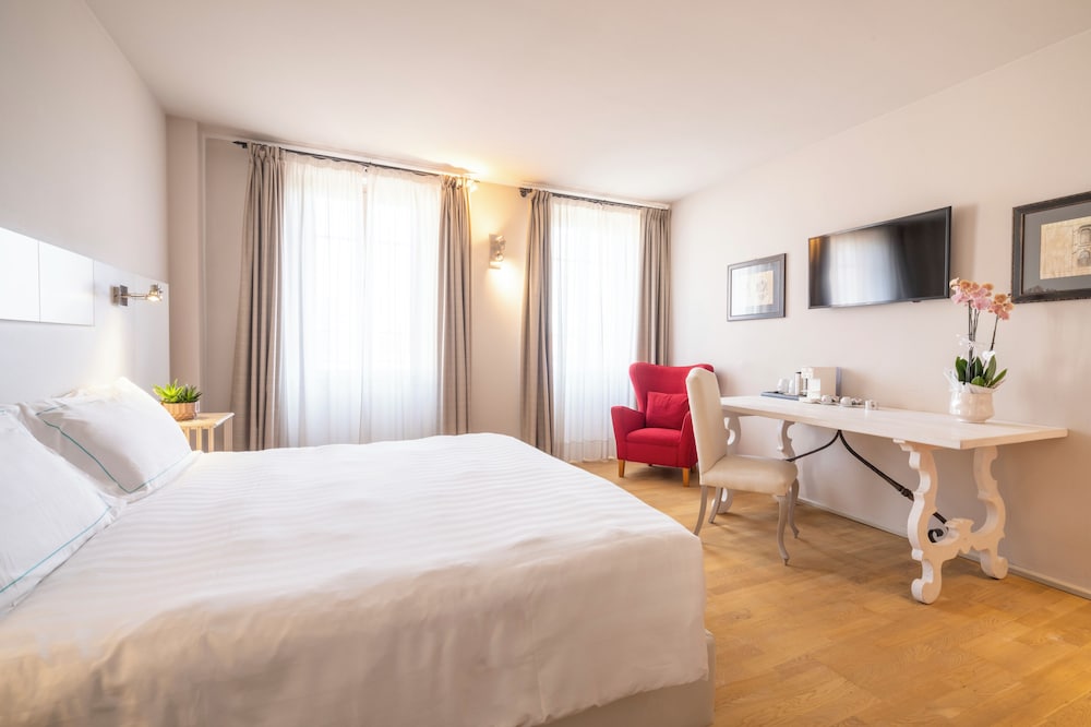 Splendido Bay Luxury Spa Resort — Hotel rooms in Padenghe sul Garda, Lombardy