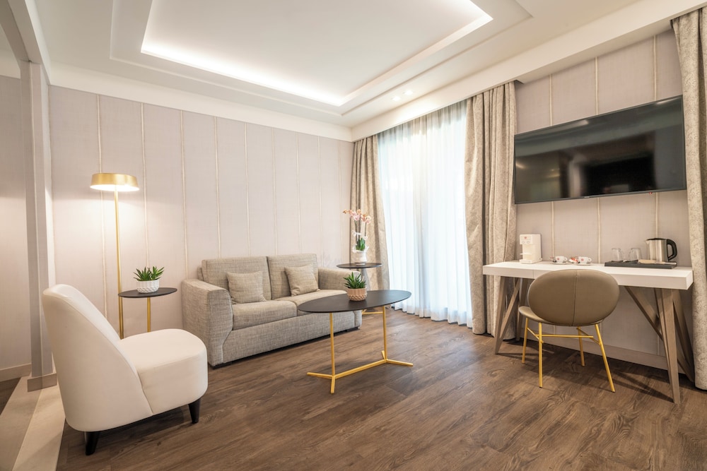 Splendido Bay Luxury Spa Resort — Hotel rooms in Padenghe sul Garda, Lombardy