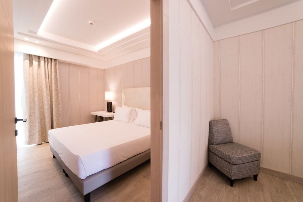 Splendido Bay Luxury Spa Resort — Hotel rooms in Padenghe sul Garda, Lombardy