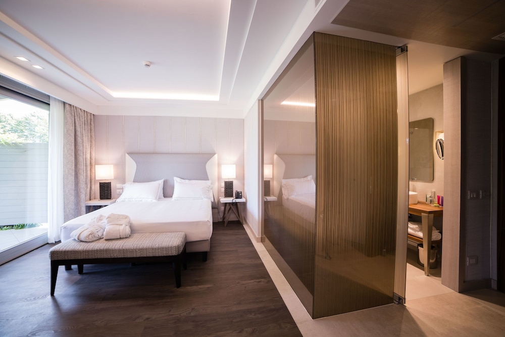 Splendido Bay Luxury Spa Resort — Hotel rooms in Padenghe sul Garda, Lombardy