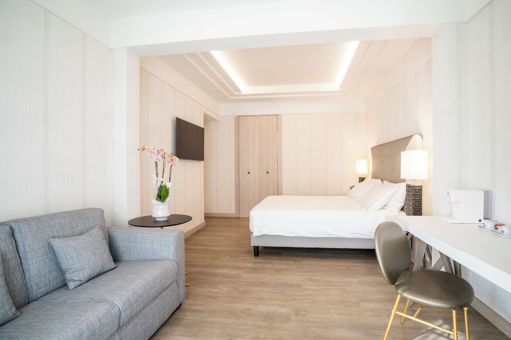Splendido Bay Luxury Spa Resort — Hotel rooms in Padenghe sul Garda, Lombardy