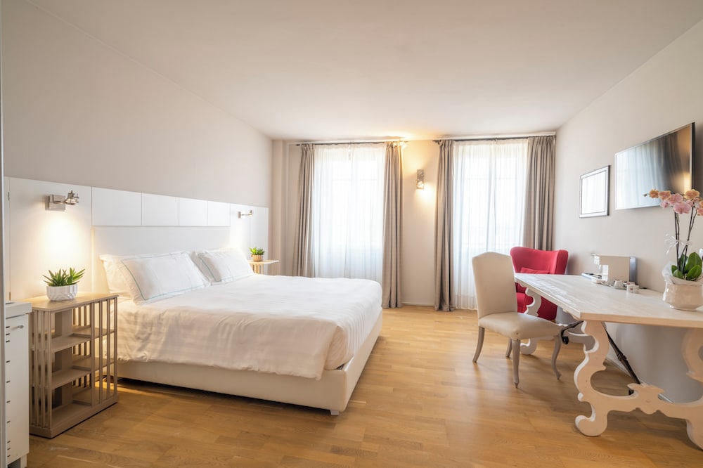 Splendido Bay Luxury Spa Resort — Hotel rooms in Padenghe sul Garda, Lombardy