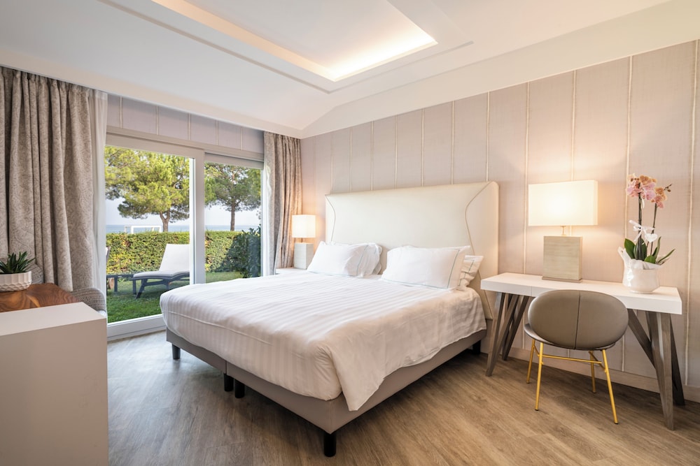 Splendido Bay Luxury Spa Resort — Hotel rooms in Padenghe sul Garda, Lombardy