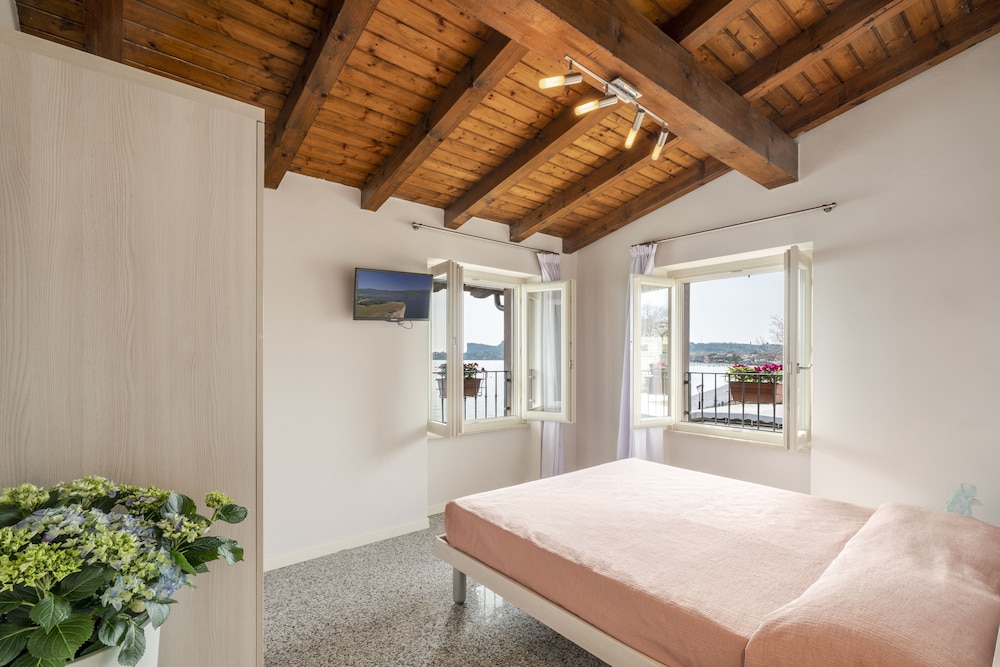 Onda Blu Resort — Hotel rooms in Manerba del Garda, Lombardy
