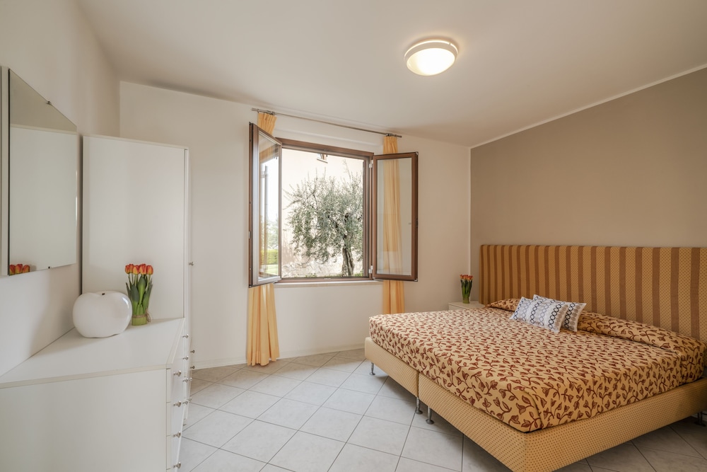 Onda Blu Resort — Hotel rooms in Manerba del Garda, Lombardy